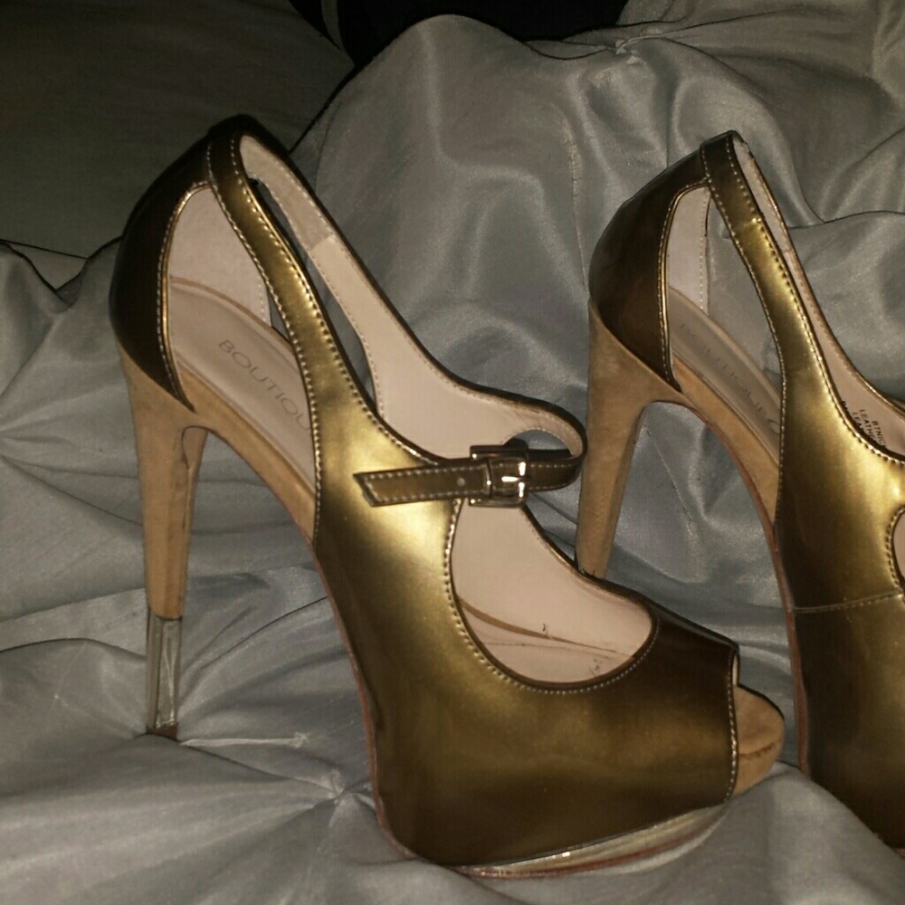 Boutique 9 gold platform heels size 7 M